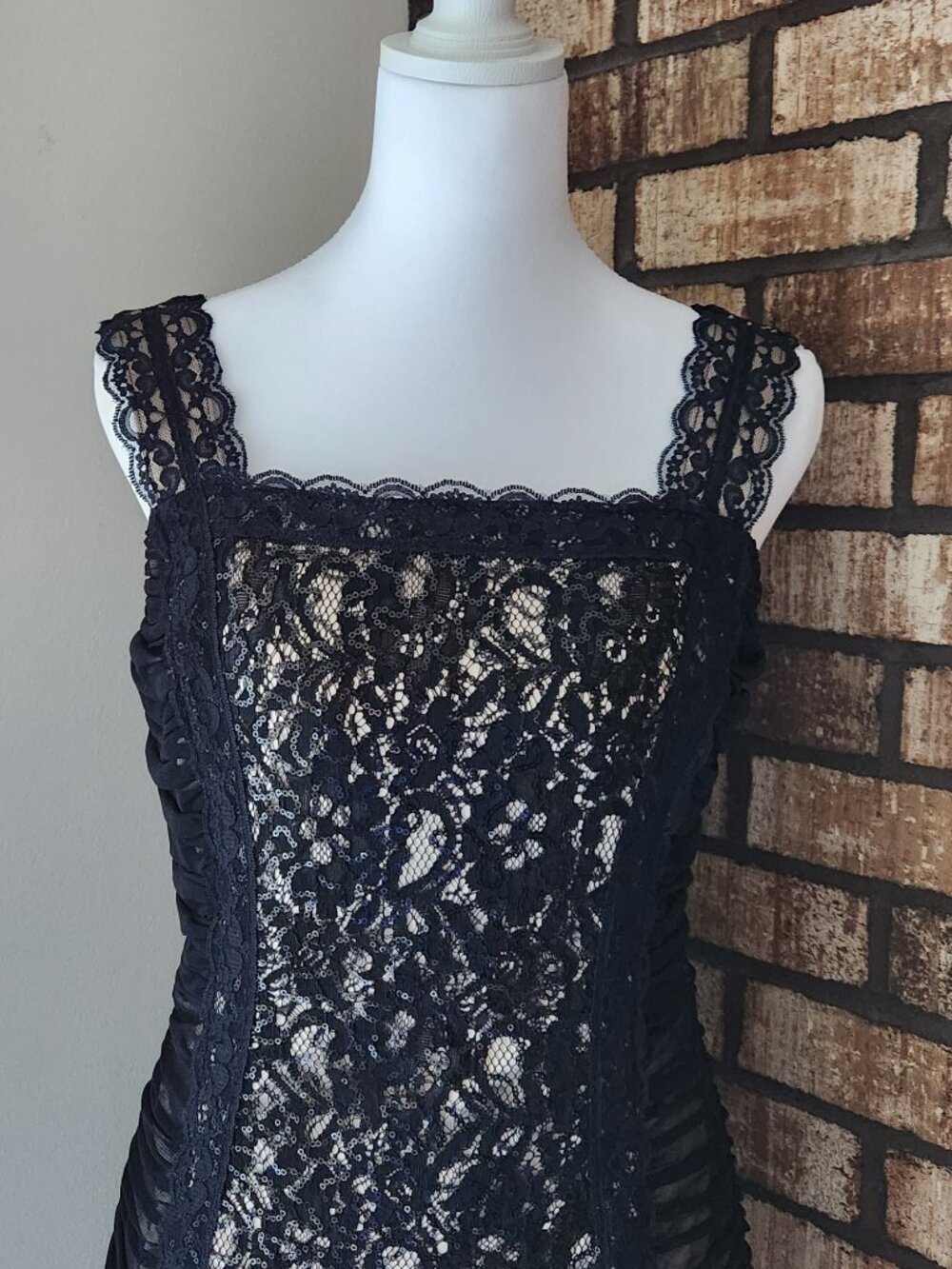 JAX Dress Black Sleeveless Lace Front Rouched Tulle Sides Size 8 - Picture 3 of 4